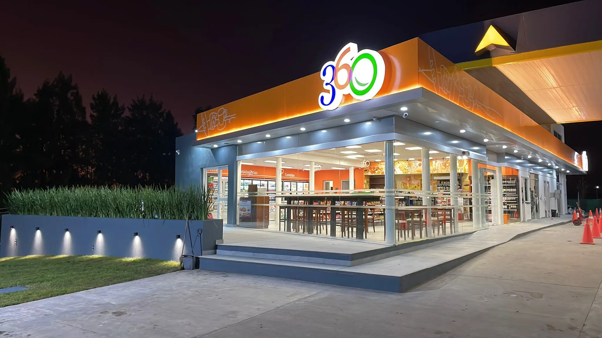 Equipo de UnoMotors atendiendo a un cliente