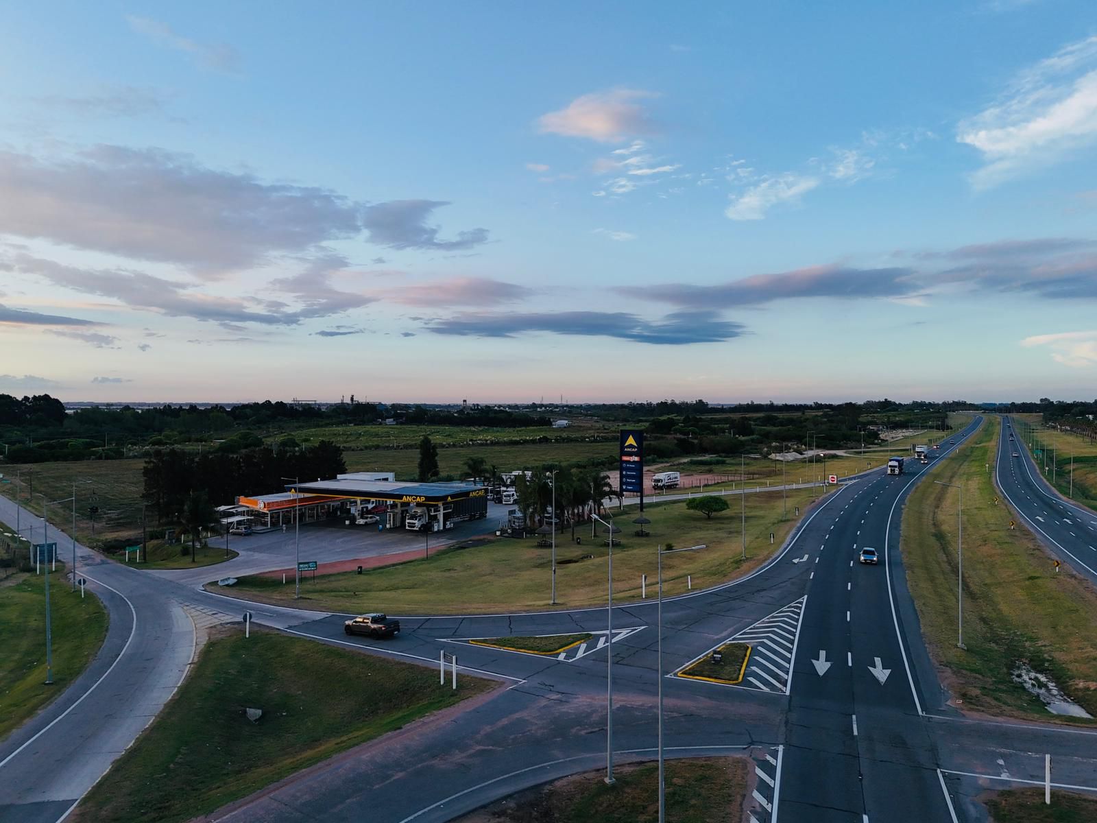 Showroom de UnoMotors con vehículos en exhibición